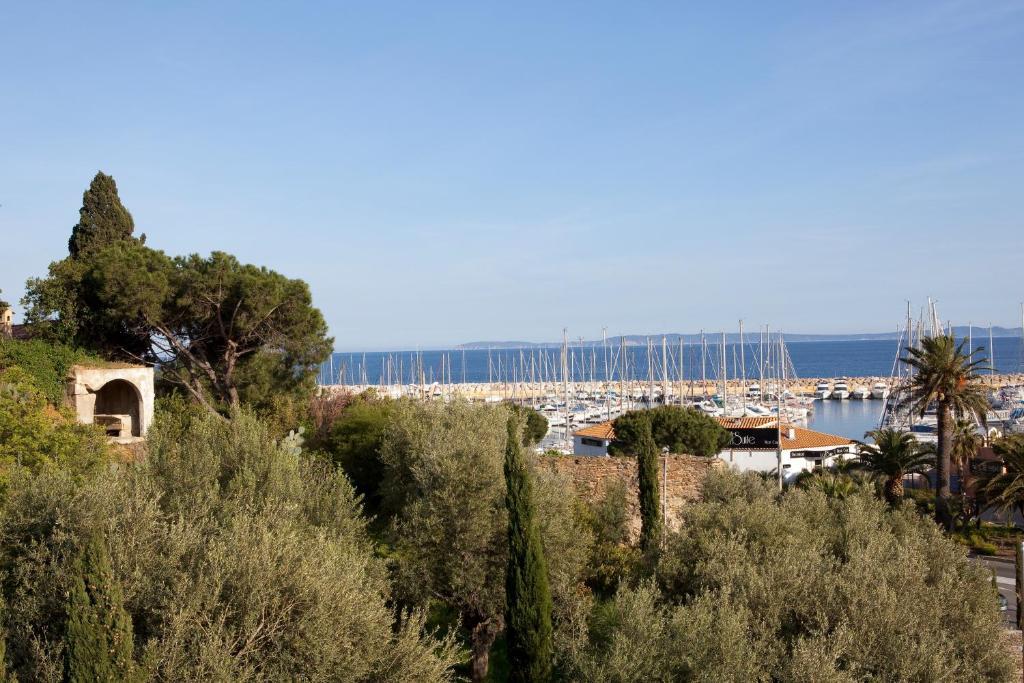 Hotel Baptistin Le Lavandou Exterior photo